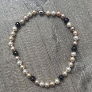 NWT Elegant Multicolor Pearl Necklace